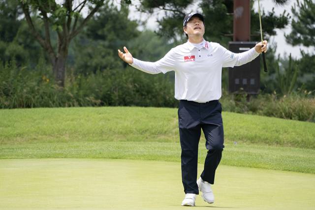 버디를 잡은 후 기뻐하고 있는 나병관. 사진 제공=KPGA