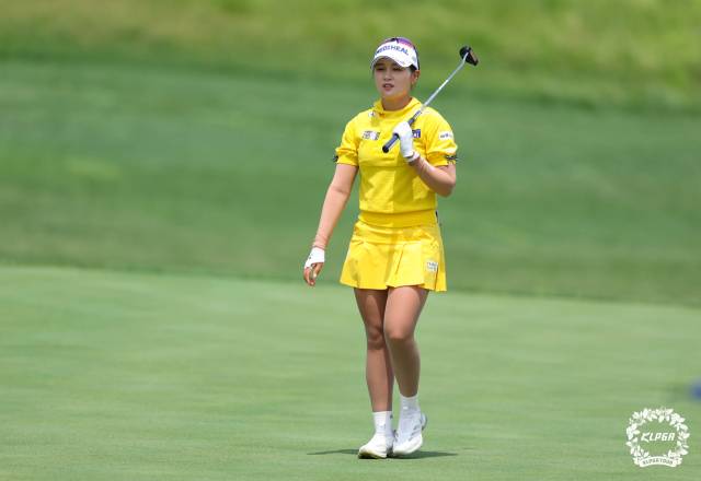 퍼팅을 마치고 이동하고 있는 박현경. 사진 제공=KLPGA