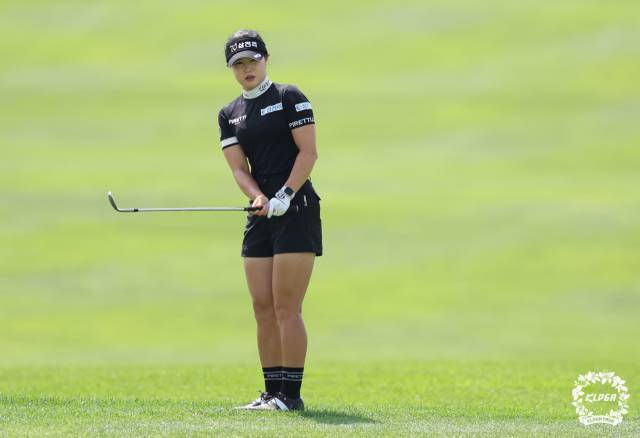 칩샷을 하고 있는 고지우. 사진 제공=KLPGA