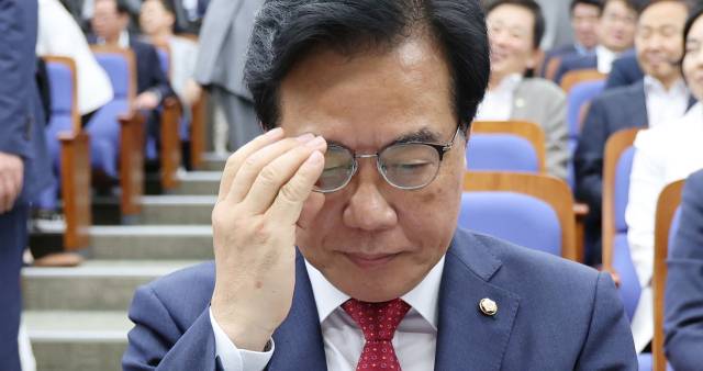 송언석 국민의힘 비상대책위원장 겸 원내대표가 3일 오전 서울 여의도 국회에서 열린 의원총회에 참석해 자료를 살피고 있다. 성형주 기자