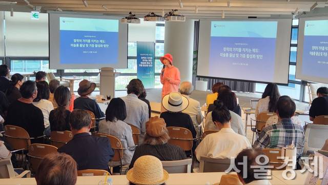 이명옥 한국시각예술저작권연합회 회장이 3일 미술품 물납 활성화 토론회에서 발언하고 있다. 최수문기자