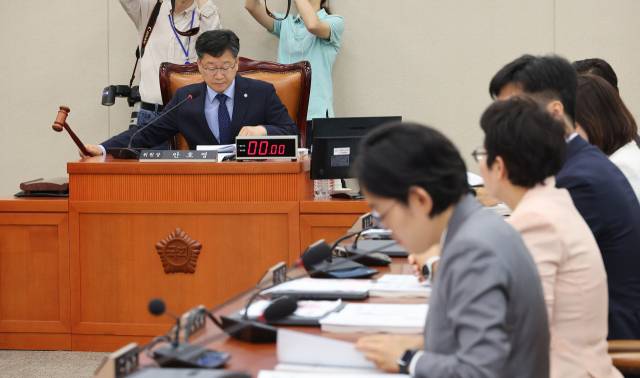 더불어민주당 소속 안호영 환경노동위원장이 4일 서울 여의도 국회에서 열린 김성환 환경부 장관, 김영훈 고용노동부 장관 인사청문 요청안 등을 상정하는 환경노동위원회 전체회의에서 의사봉을 두드리고 있다. 연합뉴스