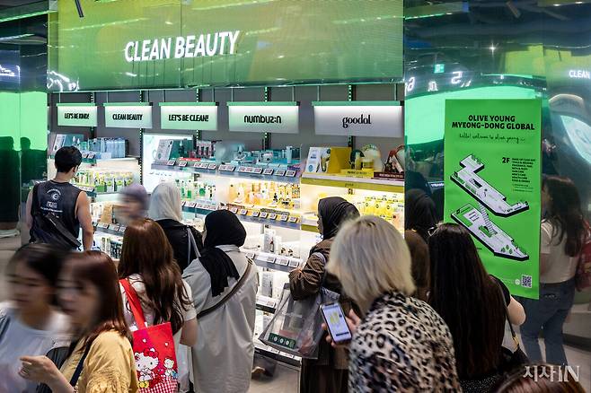 6월18일 서울 중구의 한 화장품 매장에서 외국인 관광객들이 상품을 보고 있다. ⓒ시사IN 박미소