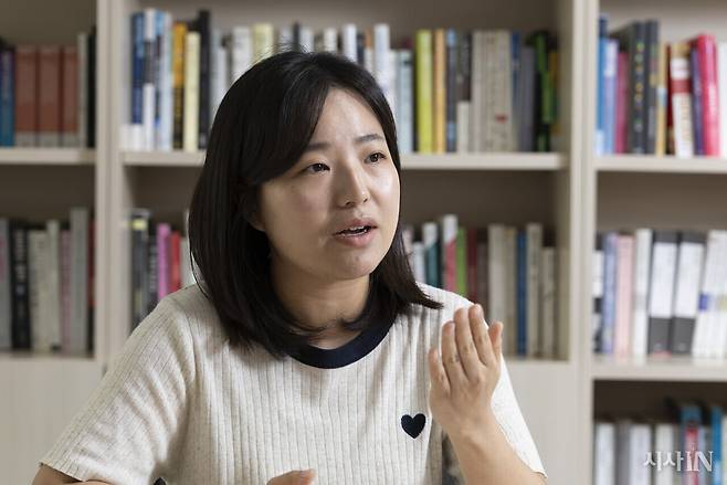<미백>을 펴낸 박소정 한양대 교수는 소셜미디어 문화가 추구하는 미감을 주목한다. ⓒ시사IN 이명익