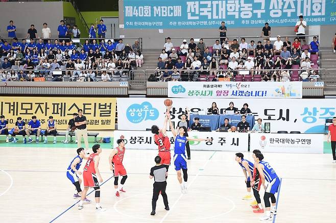 지난해 상주에서 개최된 제40회 MBC배 전국대학 농구대회에서 선수들이 열띤 경기를 벌이고 있다. ⓒ상주시