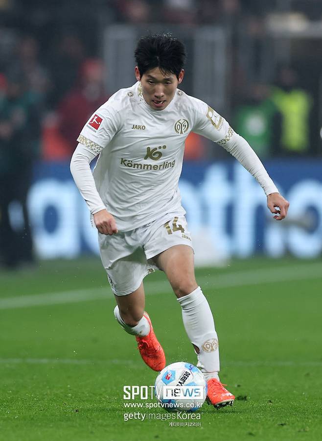 ▲ 독일 분데스리가에서 혹독한 적응기를 경험한 한국 국가대표 미드필더 홍현석이 1년 만에 소속팀을 떠날 가능성이 불거졌다. 프랑스 리그앙 낭트가 공식 영입 제안을 건넸다는 보도가 유력 기자를 통해 제기됐고 아울러 유럽 커리어 첫 무대인 벨기에 주필러 리그 복귀설도 거론됐다.&nbsp;