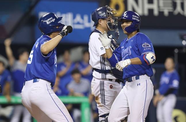 구자욱(왼쪽)이 이재현이 홈을 밟자 제일 격하게 기뻐하고 있다. /사진=삼성 라이온즈