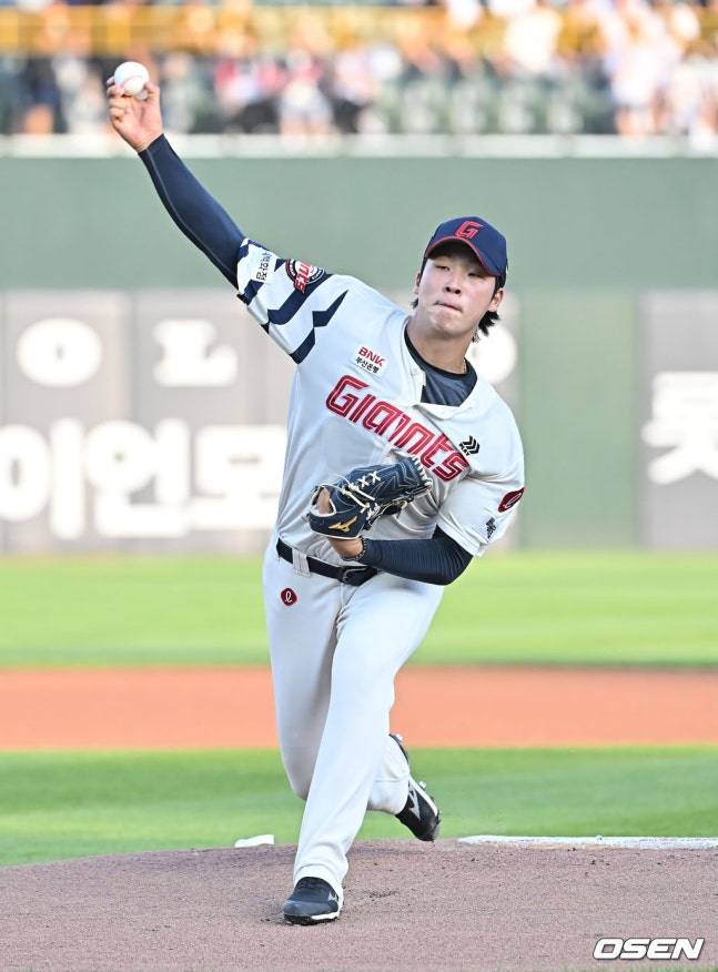 롯데 이민석이 3일 사직 LG전에서 역투하고 있다.