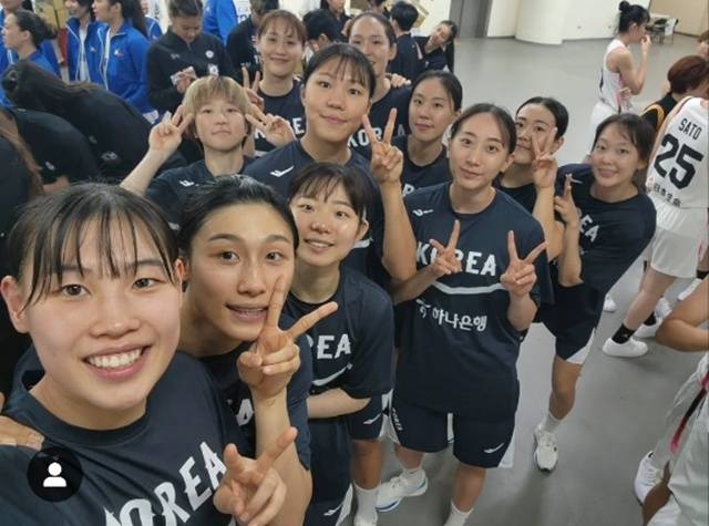 대만 B팀 경기 승리 이후 기념샷을 찍은 한국 여자농구대표팀. /사진=대한민국농구협회 SNS