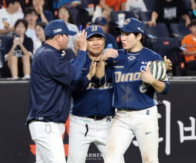 NC 박민우(맨 오른쪽)가 3일 대전 한화전 연장 10회말 심판진에게 항의하고 있다. /사진=강영조 선임기자