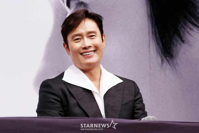 배우 이병헌이 4일 경기 부천시 현대백화점 중동점에서 진행된 '제29회 부천국제판타스틱영화제' 더 마스터 이병헌 특별전 기자회견에 참석해 질의응답을 하고 있다. /2025.07.04 /사진=김휘선 hwijpg@