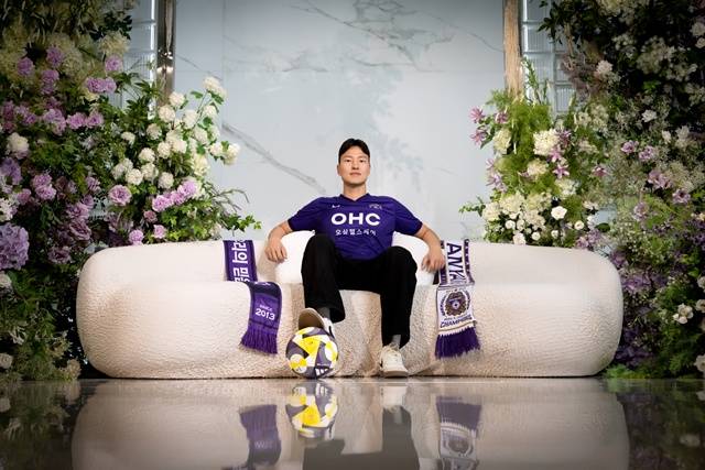 웨딩홀에서 촬영한 권경원 오피셜. /사진=FC안양 제공