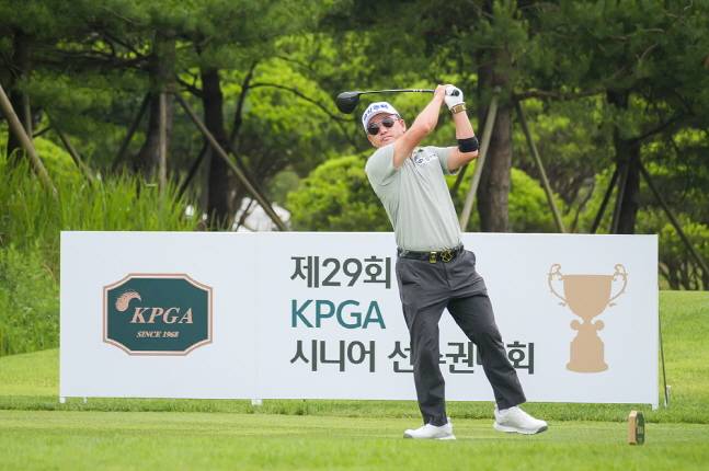 최호성이 특유의 폼으로 드라이버 티샷을 날리고 있다. /사진=KPGA 제공