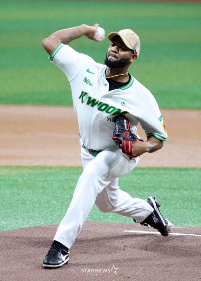 키움 선발투수 알칸타라가 4일 고척스카이돔에서 열린 2025KBO리그 한화이글스와 키움히어로즈의 경기에서 역투하고 있다. /사진=강영조 선임기자