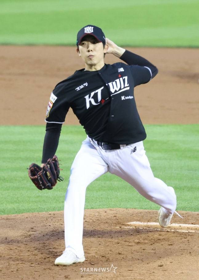 2025 신한 SOL Bank KBO리그 두산 베어스 대 KT 위즈 경기가 4일 서울 잠실야구장에서 열렸다.  KT 선발 오원석이 역투하고 있다. /사진=김진경 대기자