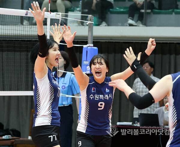 3일 충북 단양군 단양체육관 동관(舊 단양문화체육센터)에서 열린 '2025 한국실업배구연맹 & 프로배구 퓨처스 챔프전' 단양대회에서 여자부 수원시청vs현대건설 경기에서 수원시청이 현대건설에게 세트스코어 3-2로 승리하자 김나희와 윤영인이 기뻐하고 있다.2025.7.3.