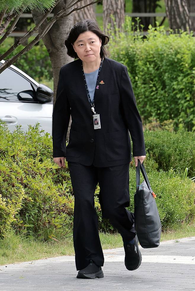 임은정 신임 서울동부지검장이 4일 서울 송파구 서울동부지방검찰청으로 출근하고 있다.  연합뉴스