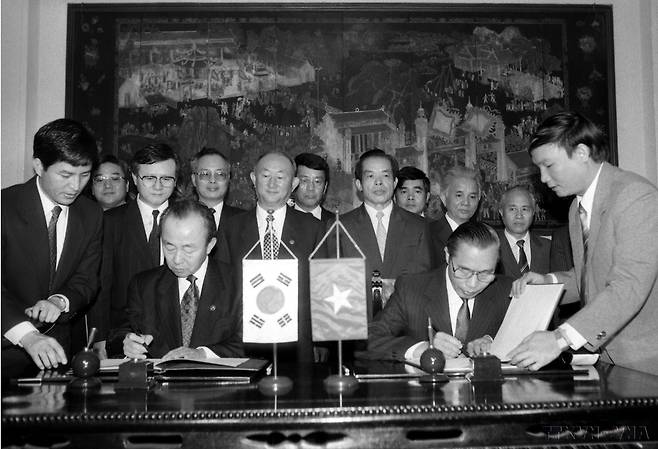 1992년 12월 22일 베트남 하노이에서 이상옥 외무부 장관과 베트남의 응우옌 마잉 껌 외무장관이 한-베트남 수교를 위한 공동성명에 서명하고 있다. 베트남 정부 홈페이지