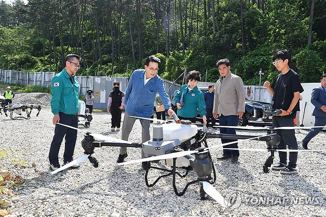 "소나무재선충병 확산 막는다" (울산=연합뉴스) 17일 울산 울주군이 서생면 일대에서 소나무재선충병 확산 방지를 위한 드론 방제사업 대상지 현장점검을 벌였다. 2025.6.17 [울주군 제공.재판매 및 DB 금지] young@yna.co.kr