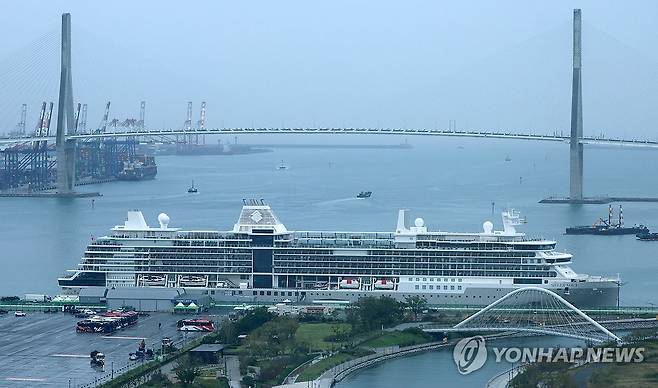 부산항에 입항한 크루즈선 [연합뉴스 자료]