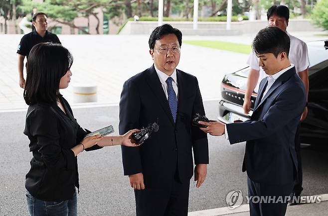 출근하며 입장 밝히는 정진우 신임 중앙지검장 (서울=연합뉴스) 김성민 기자 = 정진우 신임 서울중앙지검장이 4일 서울 서초구 서울중앙지방검찰청으로 들어서며 취재진 앞에서 입장을 밝히고 있다. 2025.7.4 ksm7976@yna.co.kr