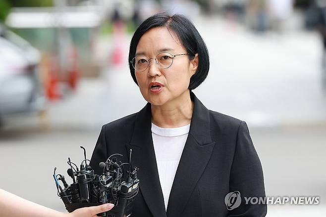 답변하는 한성숙 중기부 장관 후보자 (서울=연합뉴스) 신현우 기자 = 한성숙 중소벤처기업부 장관 후보자가 24일 서울 영등포구 여의도 삼희익스콘벤처타워에 마련된 인사청문회 준비 사무실로 출근하며 취재진 질문에 답하고 있다. 2025.6.24 nowwego@yna.co.kr