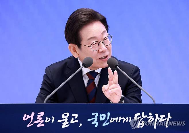 취재진 질문에 답하는 이재명 대통령 (서울=연합뉴스) 홍해인 기자 = 이재명 대통령이 3일 청와대 영빈관에서 열린 '대통령의 30일, 언론이 묻고 국민에게 답하다' 기자회견에서 취재진의 질문에 답하고 있다. 2025.7.3 hihong@yna.co.kr