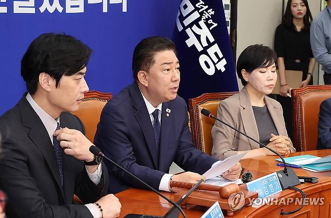 최고위원회의에서 발언하는 김병기 당 대표 직무대행 겸 원내대표 (서울=연합뉴스) 김주형 기자 = 김병기 당대표 직무대행 겸 원내대표(가운데)가 4일 국회에서 열린 최고위원회의에서 발언하고 있다. 2025.7.4 kjhpress@yna.co.kr