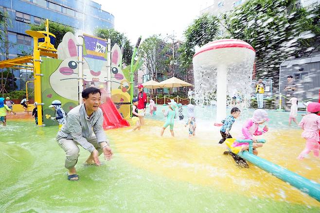 꿈나라어린이공원 물놀이 시설  3일 개장한 꿈나라어린이공원. 물놀이형 놀이시설과 함께 데크쉼터, 샤워기, 간이 탈의실 등 부대시설을 갖추고 사계절 활용할 수 있는 공간으로 재정비했다. 이승로 성북구청장이 꿈나라어린이공원을 찾은 어린이들과 물놀이를 하고 있다.