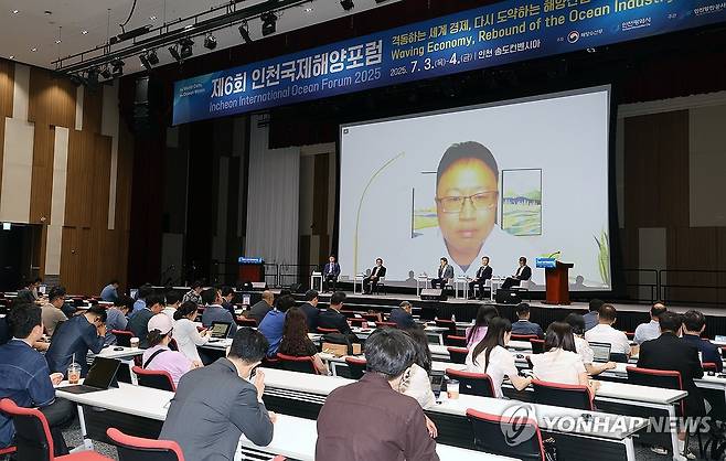 인공지능 항만을 주제로 토론하는 스마트 항만 전문가들 (인천=연합뉴스) 임순석 기자 = 4일 인천 연수구 송도컨벤시아에서 열린 제6회 인천국제해양포럼 세션 5에서 스마트항만 전문가들이 '글로벌 공급망 위기에 대응하는 인공지능 항만'을 주제로 토론하고 있다. 2025.7.4 soonseok02@yna.co.kr