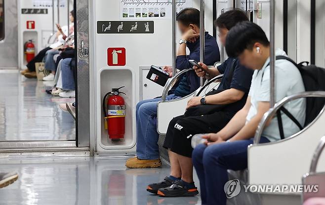 서울지하철 5호선 방화, 대형 참사 막은 소화기 (서울=연합뉴스) 김인철 기자 = 지난달 31일 서울지하철 5호선 열차 안에서 60대 남성의 방화로 승객 400여명이 대피하는 사건이 발생했지만, 대구지하철 참사 계기로 강화된 안전시스템과 승무원·승객들의 초기대응으로 대형 참사를 막으면서 지하철 안전 투자와 반복적인 훈련의 중요성이 다시 한번 부각됐다.
    사진은 2일 서울지하철 5호선 열차 내부 곳곳에 비치된 소화기 모습. 2025.6.2 yatoya@yna.co.kr
