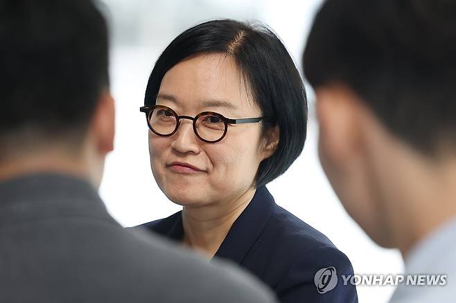 질문에 답변하는 한성숙 중기부장관 후보자 (서울=연합뉴스) 김성민 기자 = 한성숙 중소벤처기업부 장관 후보자가 26일 서울 영등포구 중소기업기술정보진흥원 수도권평가실에 마련된 인사청문회 준비 사무실로 출근하며 취재진 질문에 답하고 있다. 2025.6.26 ksm7976@yna.co.kr