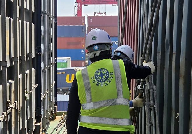 컨테이너 고정 작업하는 항만 노동자들 [촬영 박성제]