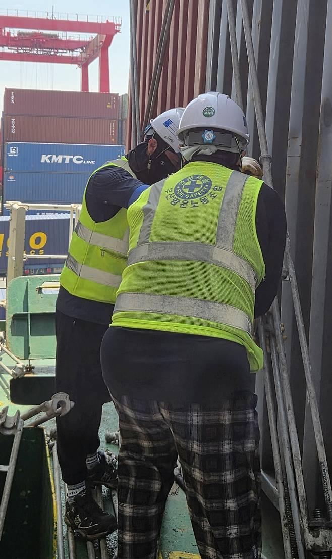 컨테이너 고정 작업하는 항만 노동자들 [촬영 박성제]