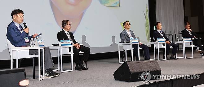 인공지능 항만을 주제로 토론하는 스마트 항만 전문가들 (인천=연합뉴스) 임순석 기자 = 4일 인천 연수구 송도컨벤시아에서 열린 제6회 인천국제해양포럼 세션 5에서 스마트항만 전문가들이 '글로벌 공급망 위기에 대응하는 인공지능 항만'을 주제로 토론하고 있다. 2025.7.4 soonseok02@yna.co.kr