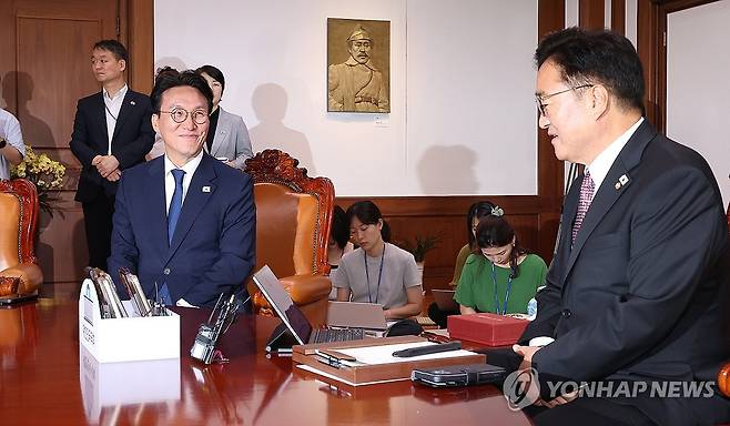 김민석 국무총리와 환담하는 우원식 국회의장 (서울=연합뉴스) 김주형 기자 = 우원식 국회의장(오른쪽)이 4일 국회의장실을 예방한 김민석 국무총리와 환담하고 있다. 2025.7.4 kjhpress@yna.co.kr