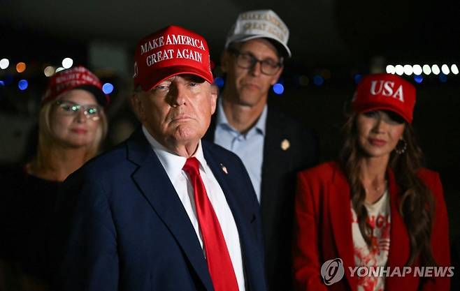 3일(현지시간) 미국 아이오와주 연설을 마치고 워싱턴DC 인근 앤드루스 합동기지에 도착해 기자들에게 발언하는 도널드 트럼프 대통령 [AFP 연합뉴스]