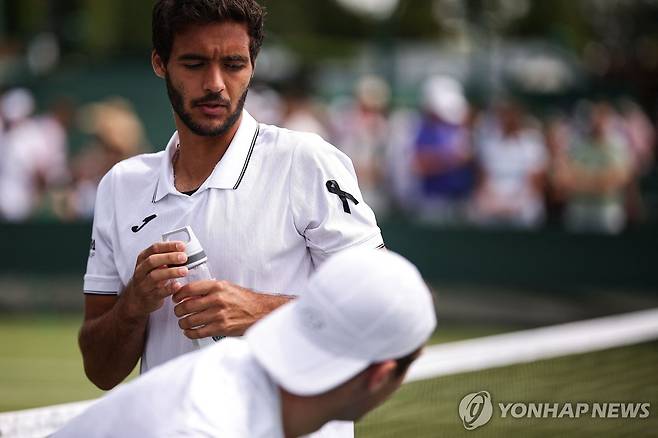 남자 복식 2회전에 검은색 리본을 착용하고 나온 카브랄 [AFP=연합뉴스]