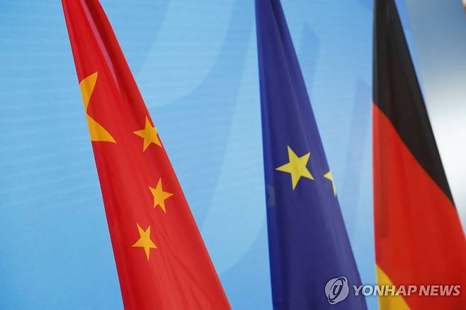 중국 오성홍기와, EU 깃발, 독일 국기 [AFP 연합뉴스 자료사진 재판매 및 DB 금지]