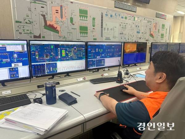 수원 자원회수시설(영통소각장)에서 일하는 조성환씨는 “25년 동안 냄새나고 위험한 곳에서 묵묵히 일햇는데, 노동자들 잘못이 아닌 수원시 정책으로 한 순간에 해고당하는 건 불합리하다”고 비판했다. /2025.7.3 목은수기자wood@kyeongin.com