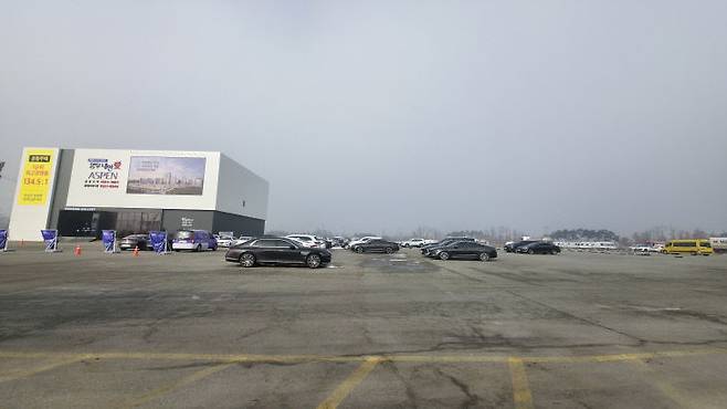 여전히 견본주택 단지로 남겨져 방치 수순에 있는 대평동 종합운동장 부지 전경. 사진=이은지 기자.