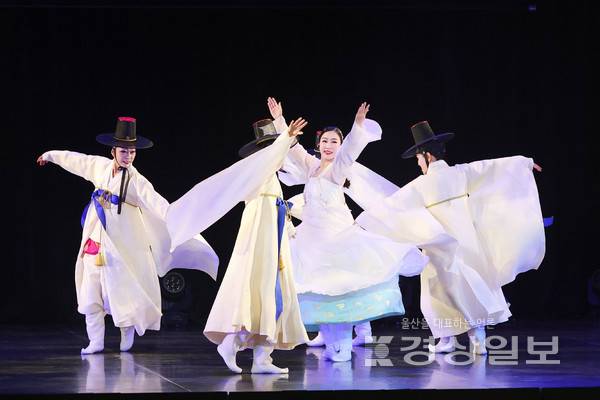 울산시는 지난 4일 우호 협력 도시인 일본 구마모토시에서 '제14회 한일문화카라반'을 개최했다. 울산학춤 공연 모습. 울산시 제공