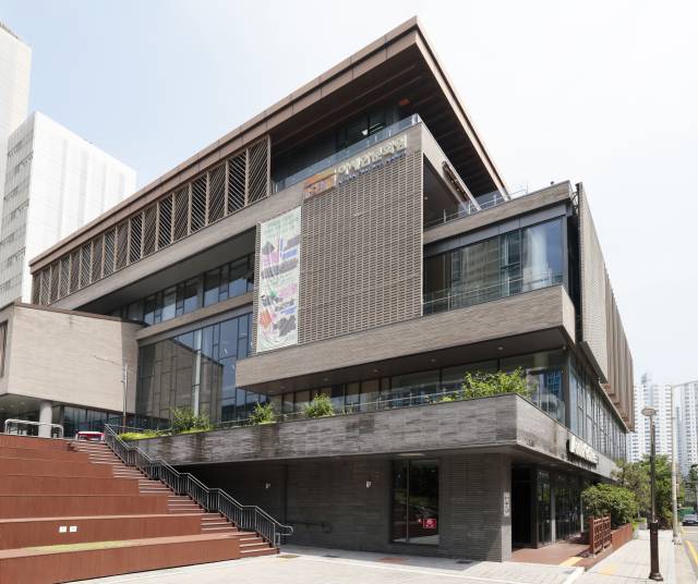 부산 해운대구 해운대백병원 인근에 자리한 KF아세안문화원 전경. 2014년 부산에서 개최된 한-아세안 특별 정상회의 성과로 2017년 9월 문을 열었다. 정대현 기자 jhyun@