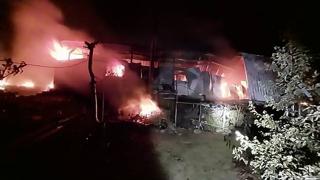 청송군 진보면 각산리의 한 사과 창고에서 불이나 소방당국이 진화작업을 펼치고 있다.<경북소방본부 제공>