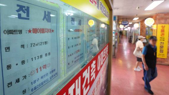 서울 시내의 한 부동산에 붙은 전세 매물 안내문 앞으로 시민이 지나고 있다.(사진=연합뉴스)