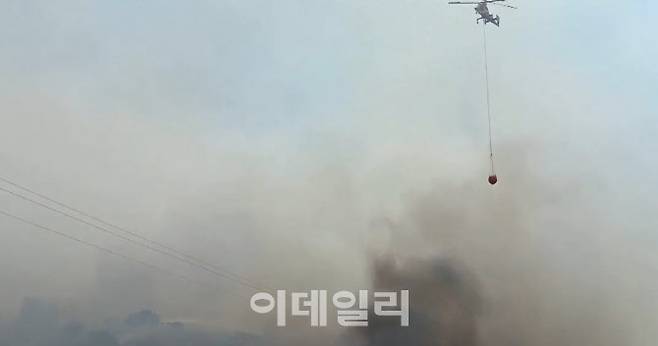 소방당국의 헬기가 캘리포니아 산불 진화에 나섰다. (사진= WSJ 동영상 캡처)