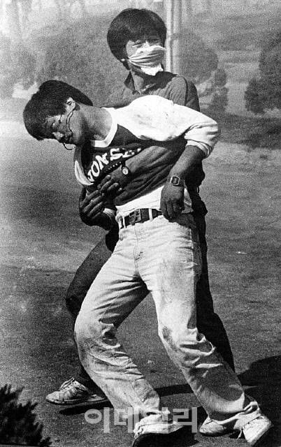 1987년 6월 9일 연세대 교문 앞에서 전경이 쏜 최루탄에 맞고 쓰러진 경영학과 2학년생 이한열(앞쪽). (사진=이데일리DB)