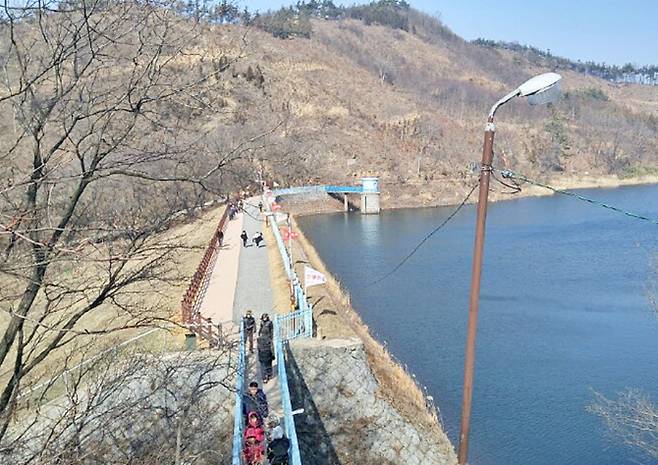 군산시 소룡동 설림산 기슭의 군산 제1수원지(월명호수) 제방을 걸고 있다. (사진=뉴시스)