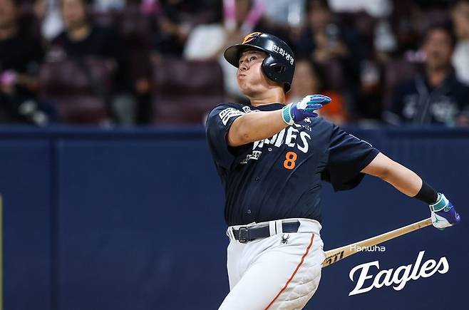 4일 서울 고척스카이돔에서 열린 키움 히어로즈와 경기에서 9회초 홈런을 때려내고 있는 한화 이글스 노시환