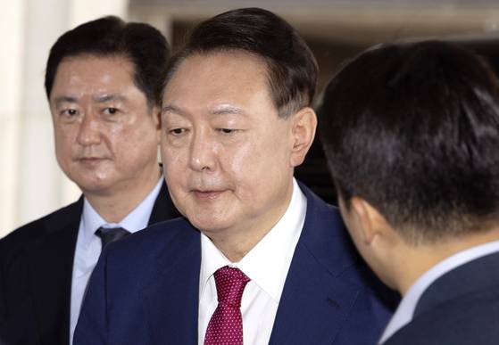 윤석열 전 대통령이 5일 내란 특검의 2차 조사를 받기 위해 조은석 특별검사팀 사무실이 있는 서울 서초구 서울고검에 출석하고 있다. 〈사진=공동취재〉